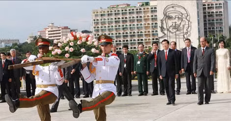 Chủ tịch nước Trương Tấn Sang cùng Đoàn đại biểu cấp cao Việt Nam đặt vòng hoa tại tượng đài anh hùng dân tộc Cuba Jose Marti và thăm khu tưởng niệm anh hùng dân tộc Jose Marti.