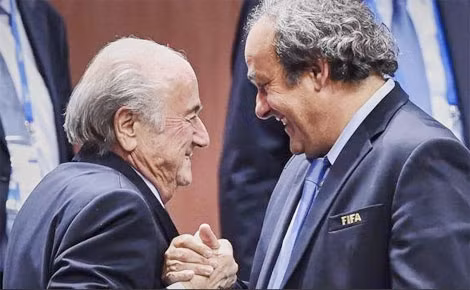 Chủ tịch UEFA - Michel Platini (phải) được xem là người kế nhiệm ông Sepp Blatter.