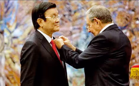 Chủ tịch Raul Castro trao tặng Chủ tịch nước Trương Tấn Sang Huân chương Jose Marti.