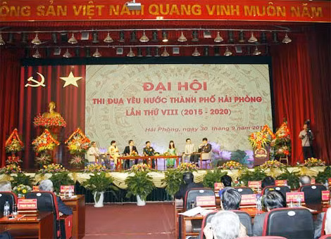 Giao lưu điển hình tiên tiến tại đại hội.