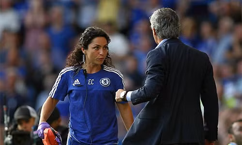 Mourinho bực dọc ra mặt và to tiếng với bác sĩ Carneiro ngay trên sân. Ảnh: BPI.