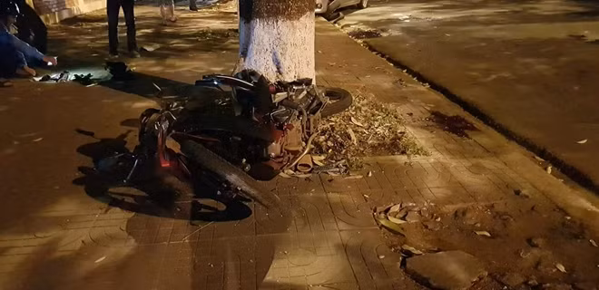 Chiếc xe máy bị cán nát bét tại hiện trường.