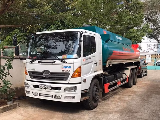 Bắt 2 tàu cá chở hơn 7.000 lít dầu không có giấy tờ hợp pháp ảnh 3
