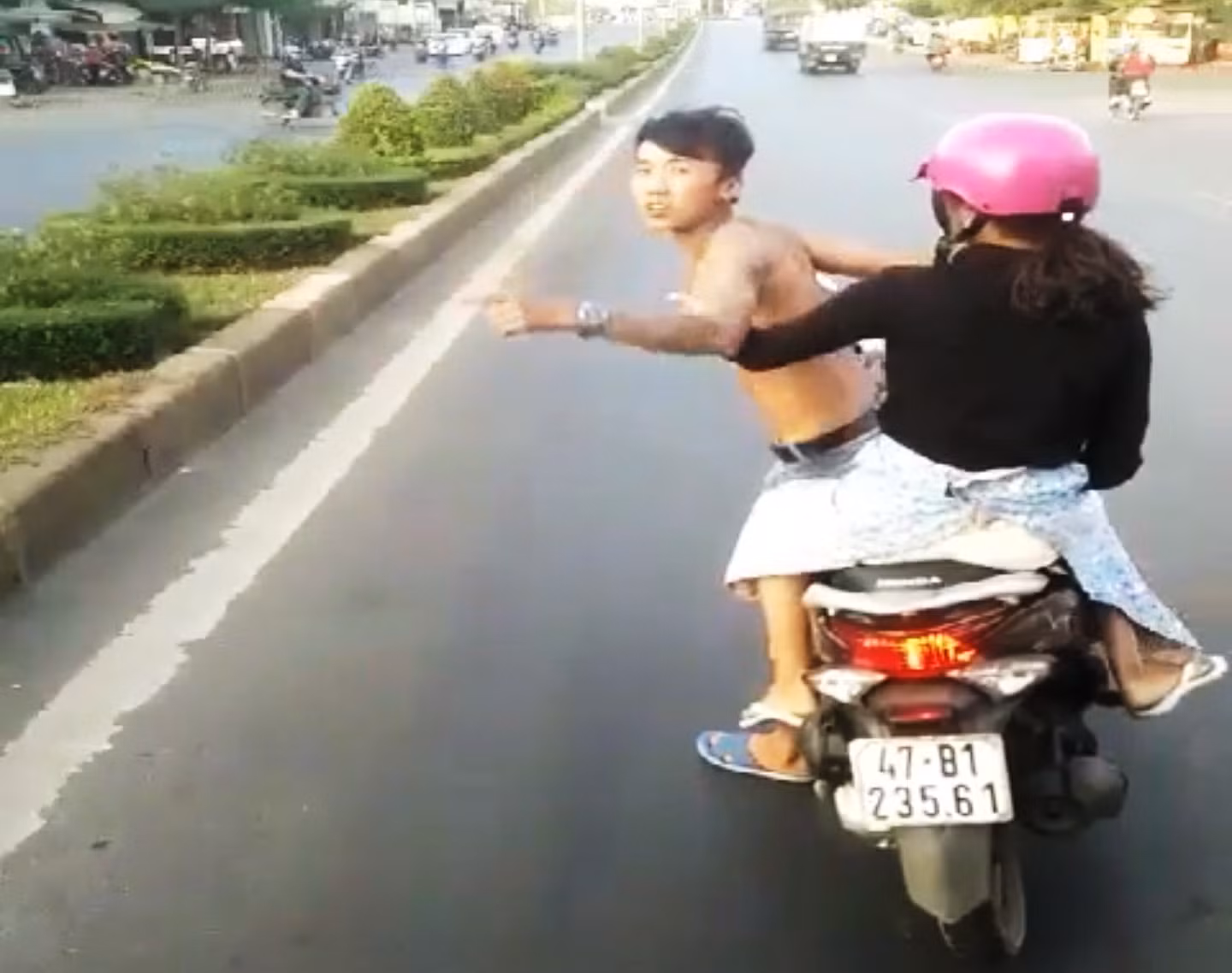 Triệu tập nam thanh niên đầu trần chạy xe lạng lách, đánh võng