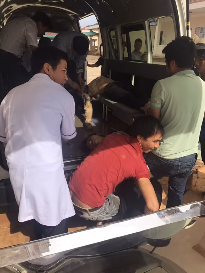Các em học sinh được đưa từ xe cấp cứu xuống bệnh viện
