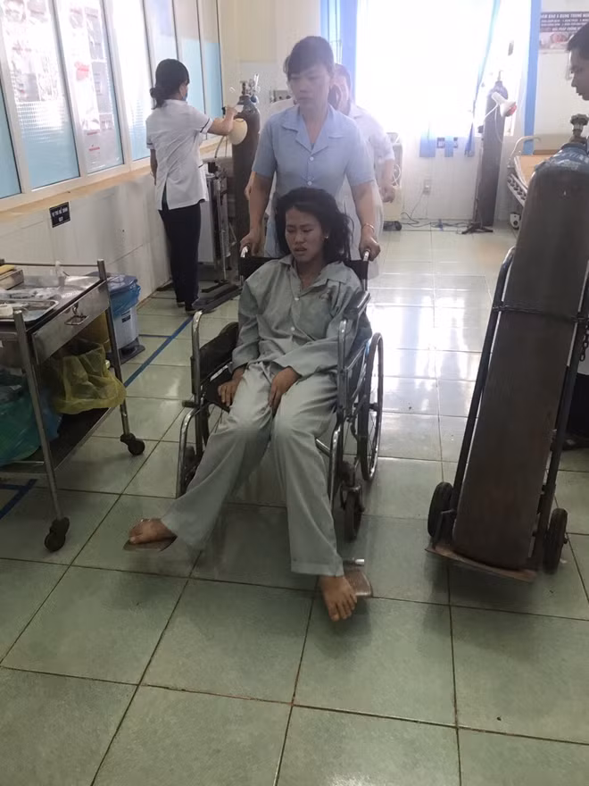Một trong hai em may mắn còn sống đang được y tá đưa vào cấp cứu