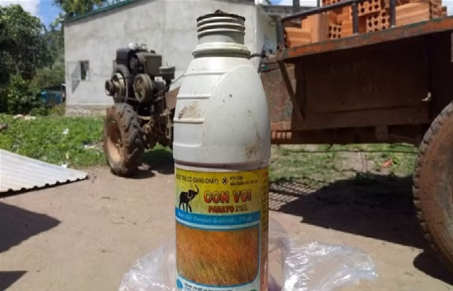 Chai thuốc diệt cỏ mà Y Khim Tơr uống được thu giữ tại hiện trường