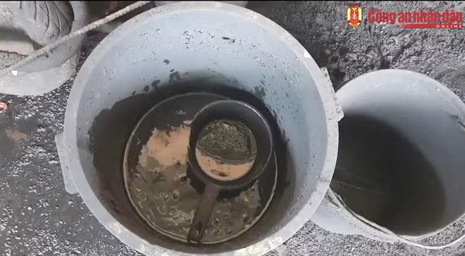 Bột than pin Con Ó được các đối tượng trộn trong các thùng nhựa để nhuộm vào phế phẩm cà phê