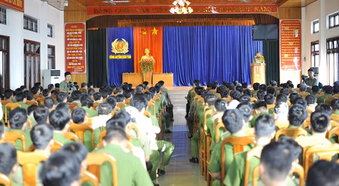 Toàn cảnh buổi nói chuyện với cán bộ, chiến sỹ Công an Kon Tum