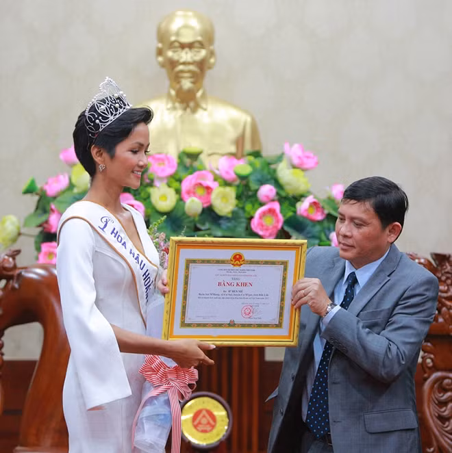 UBND tỉnh trao tặng Bằng khen đột xuất cho Tân Hoa hậu H’Hen Niê