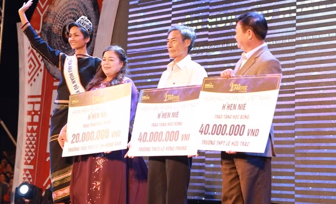 Đại diện thầy cô các trường nơi Hoa hậu H’Hen Niê nhận học bổng cho các học sinh của trường