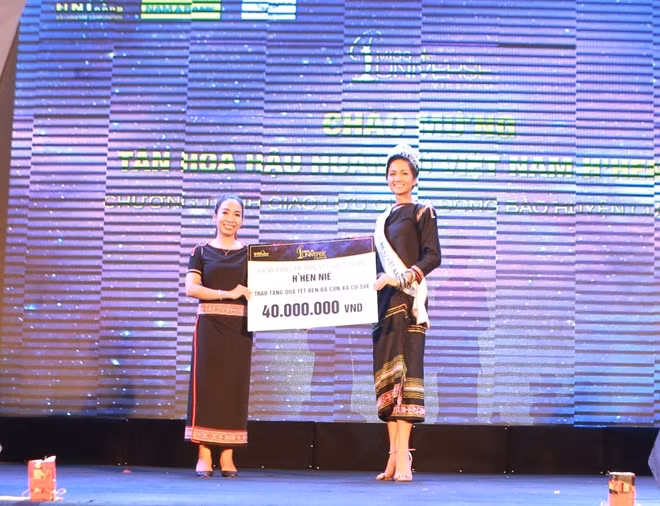 Và trao quà cho các em thiếu nhi và gia đình có hoàn cảnh khó khăn