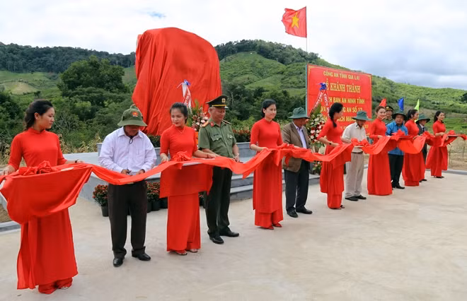 Các đại biểu cắt băng khánh thành và chụp ảnh lưu niệm tại di tích
