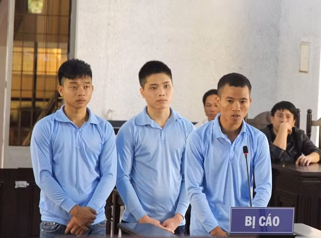 Các bị cáo Bình, Kiểm và Thành tại phiên tòa xét xử