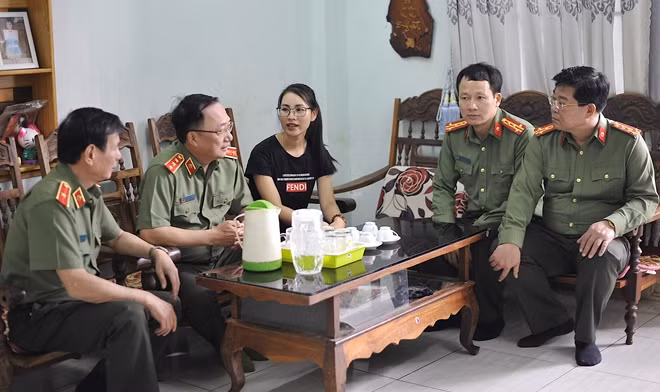 Và thắp hương tri ân, thăm hỏi thân nhân các gia đình liệt sỹ