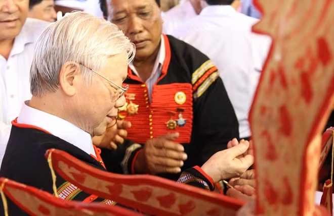 Và đeo vòng sức khỏe cho Tổng Bí thư, Chủ tịch nước Nguyễn Phú Trọng tại ngày hội