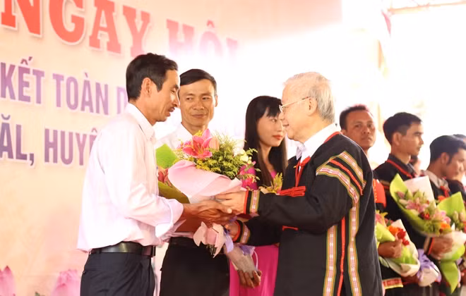 Tổng Bí thư, Chủ tịch nước Nguyễn Phú Trọng tặng quà cho các hộ gia đình tiêu biểu trong xã
