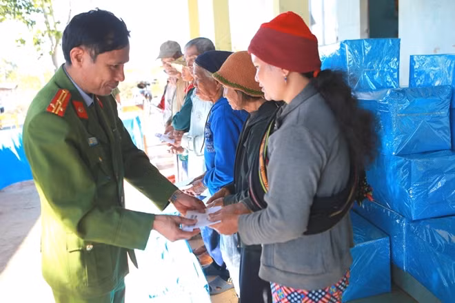 Đại tá Trần Thanh Phong cùng lãnh đạo Công an huyện Chư Păh trao quà cho người dân tại xã Ia Khươl, huyện Chư Păh