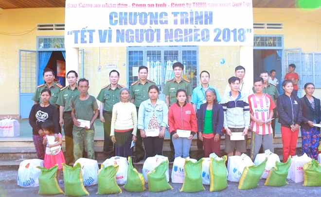 Và trao quà cho người dân tại xã Sa Loong, huyện Ngọc Hồi, tỉnh Kon Tum