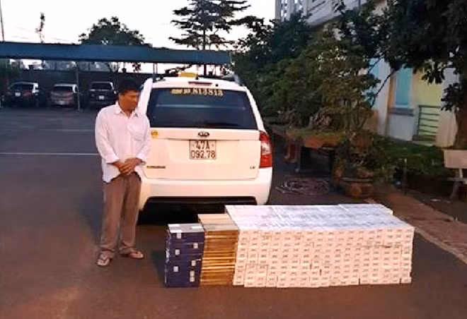 Chiếc xe taxi cùng số thuốc lá lậu bị bắt