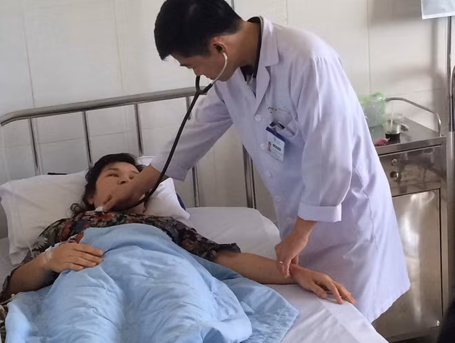 Một trong những hành khách cuối cùng được kiểm tra sức khoẻ trước khi xuất viện