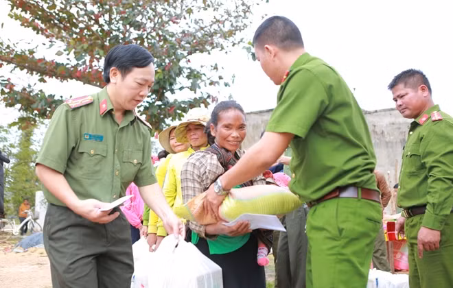 Đại tá Trần Thanh Phong cùng cán bộ, chiến sỹ Báo CAND, Công an tỉnh Đắk Lắk trao những phần quà đầy ý nghĩa đến tận tay người dân