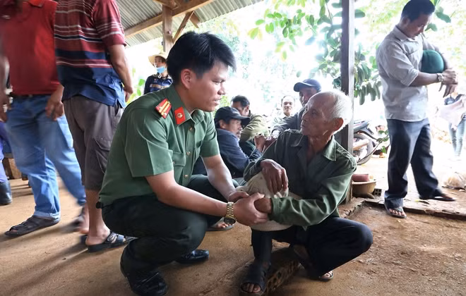 Lực lượng Công an tỉnh Đắk Nông gặp gỡ, trấn an người dân sau khi xảy ra vụ án