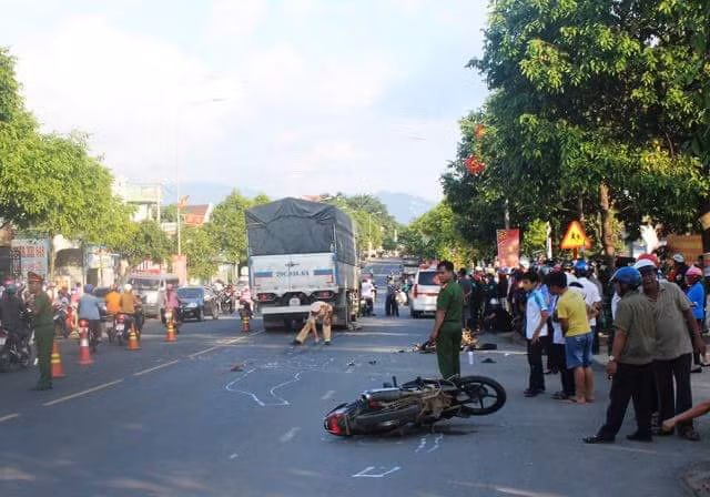 Lực lượng CSGT điều tra, làm rõ vụ tai nạn