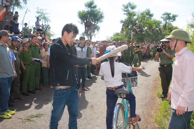Cả 2 bị cáo thực nghiệm lại hành vi sát hại bé T.