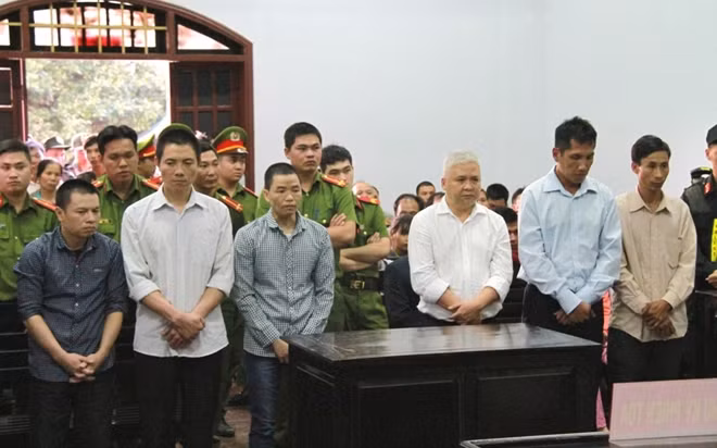 Các bị cáo nghe HĐXX tuyên án