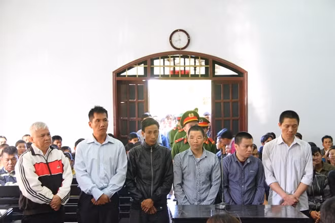 Các bị cáo tại phiên tòa xét xử sáng 3-1