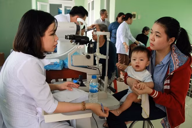 Đội ngũ y bác sỹ khám bệnh cho người dân