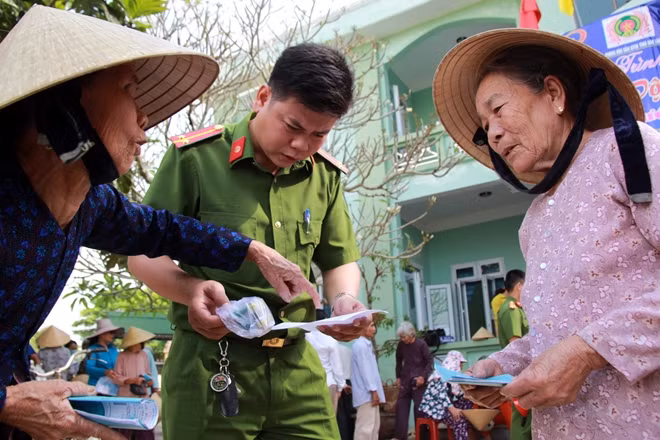 Cán bộ, chiến sỹ công an giúp người già đến địa điểm khám chữa bệnh