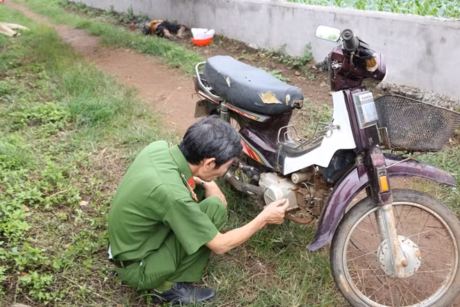 Chiếc xe máy của nạn nhân tại hiện trường