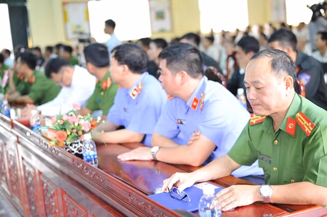 Các đại biểu tham dự tại buổi lễ.