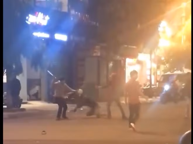 Hai nhóm xông vào hỗn chiến trong đêm