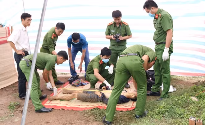 Cơ quan điều tra đang tiến hành khám nghiệm hiện trường. khám nghiệm tử thi