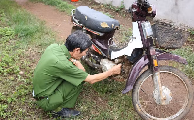 Và tiến hành thu thập dấu vết tại hiện trường