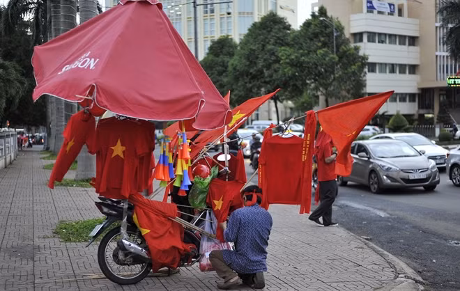 Nhiều tuyến phố băng rôn, cờ Tổ quốc được bày bán phục vụ cổ vũ cho người hâm mộ