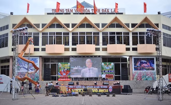 và tại trung tâm nhà văn hoá tỉnh để phục vụ khán giả