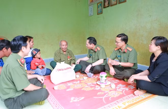 Đại tá Trần Thanh Phong cùng đoàn công tác từ thiện đến thăm hỏi, tặng quà cho già làng Y Phơn KBuôr