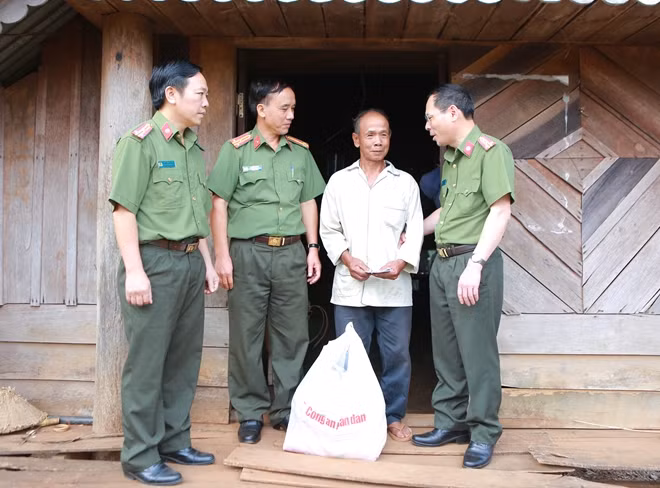 Và đến tận nhàn tặng quà cho một số hộ nghèo trên địa bàn xã