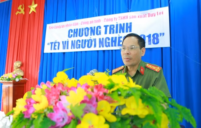 Đại tá Trần Thanh Phong phát biểu tâm sự cùng bà con tại buổi trao quà