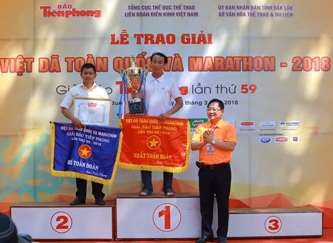 Ban tổ chức trao giải cho các cá nhân, tập thể đạt thành tích tại giải đấu