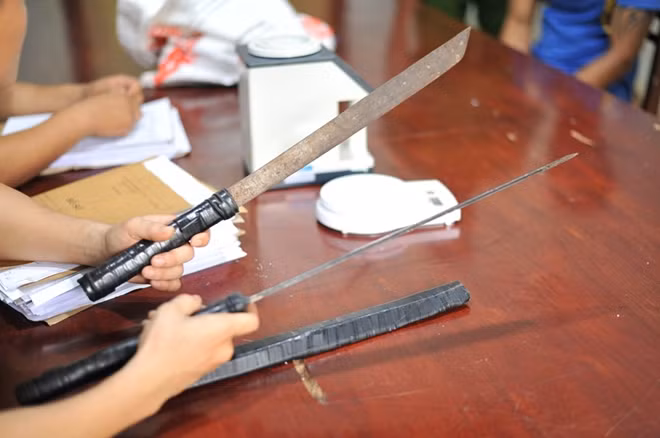 Hung khí các đối tượng dùng để khống chế những người đi thu mua sầu riêng chiếm đoạt tài sản
