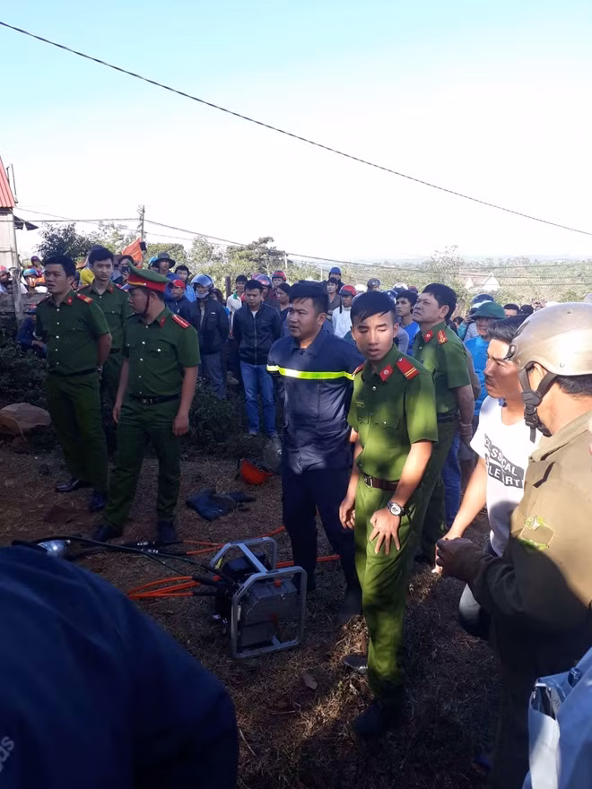 Cơ quan chức năng đang tiến hành giải cứu 2 cháu nhỏ tại hiện trường