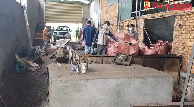Cơ quan điều tra bắt quả tang cơ sở của bà Loan đang trộn hỗn hợp vào phế phẩm cà phê vào ngày 17-4
