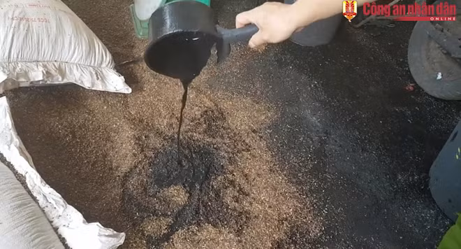 Hỗn hợp nước trộn pin sau được đem trộn với phế phẩm cà phê