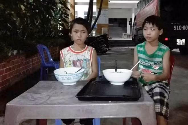 Hai bé trai đang được chăm sóc tại Phòng LĐ-TB-XH huyện Bình Chánh