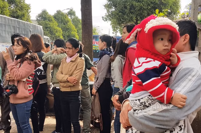 Nhiều giáo viên bồng theo con nhỏ đến xem thông tin trước kỳ thi ngày mai